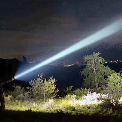 Set de Linterna táctica con Láser alemán + Caja + Batería adicional GRATIS – TitanLux™