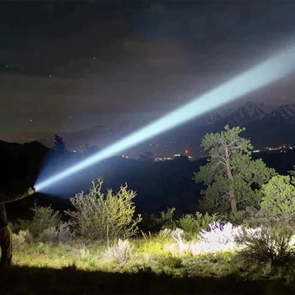 Set de Linterna táctica con Láser alemán + Caja + Batería adicional GRATIS – TitanLux™